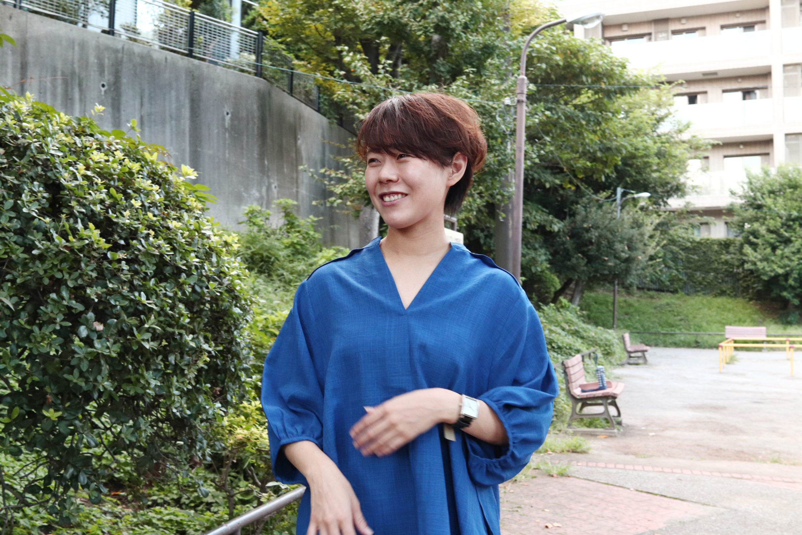 青い服を着た笑顔の山田トレーナー